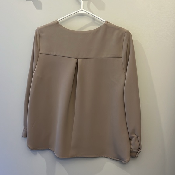 Nude blouse with unique gold clasp - Picture 4 of 4